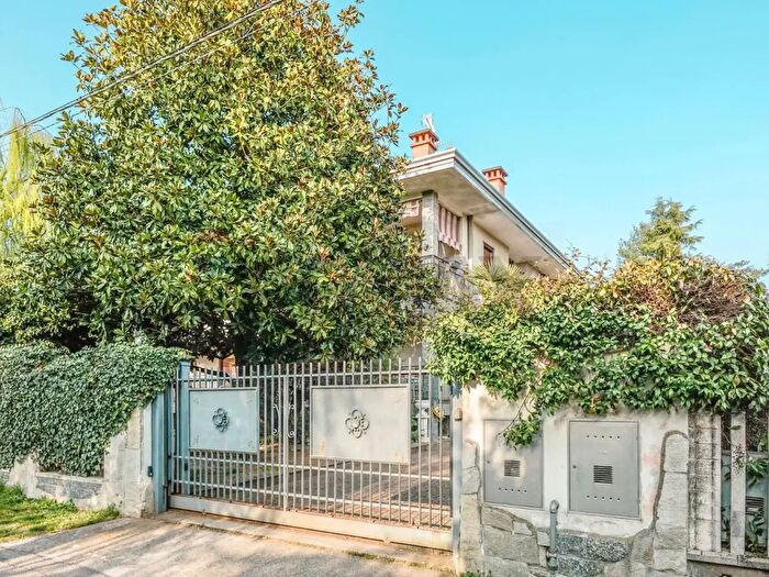 Appartamento con 5 locali in vendita in Via Giotto, Gorla Minore