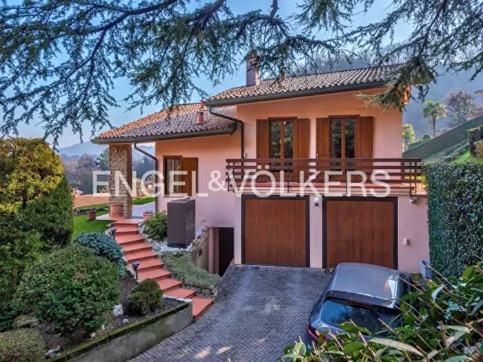 Casa con 6 locali in vendita in Olgiate Molgora