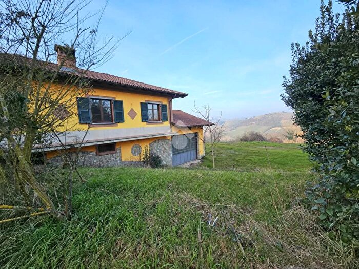 Casa con 8 locali in vendita in Str dei Botti, Acqui Terme