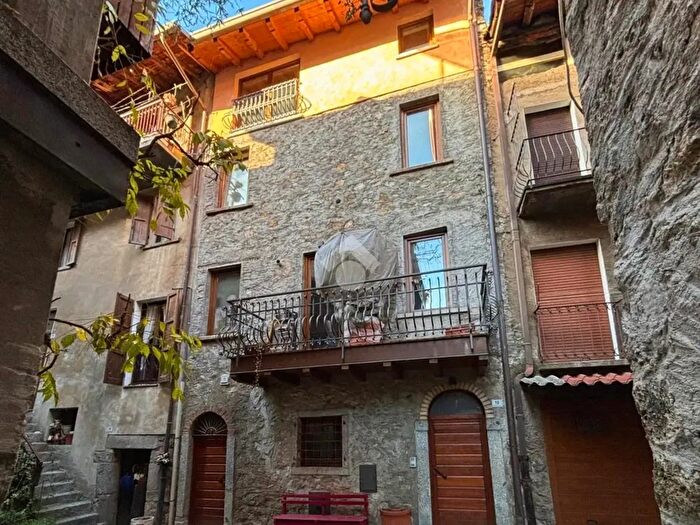 Casa trilocale in vendita in Vicolo Pelamatti, Breno