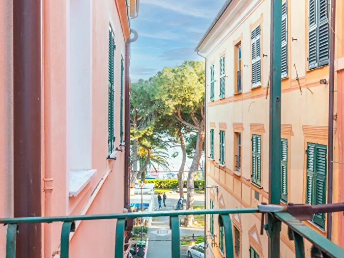 Appartamento quadrilocale in vendita in Vico Massaferro, Finale Ligure