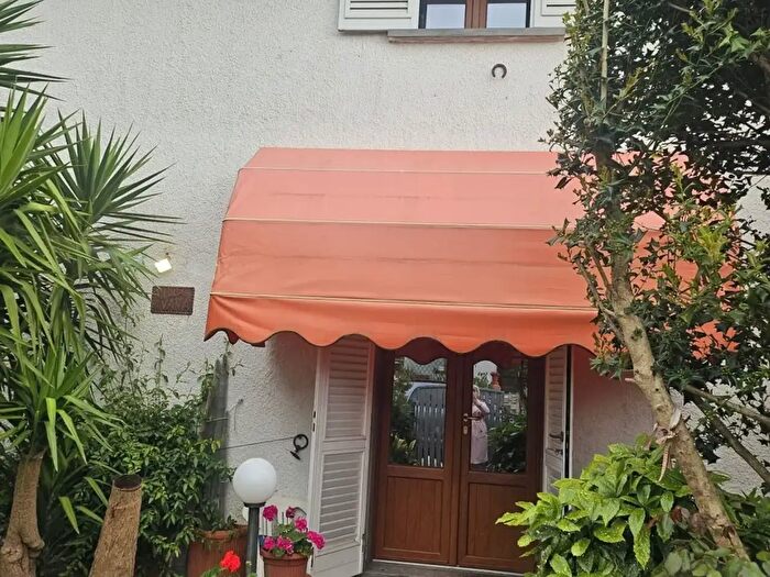 Casa con 10 locali in vendita in Forte Dei Marmi