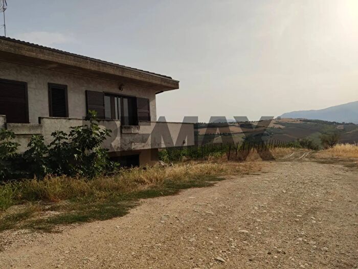Appartamento con 11 locali in vendita in Loreto Aprutino
