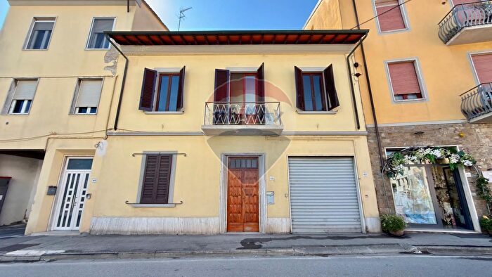 Casa con 8 locali in vendita in Via Trento, Fucecchio