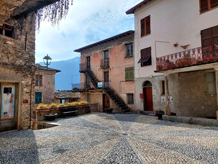 Casa con 6 locali in vendita in Piazza IV Novembre, Cosio Di Arroscia