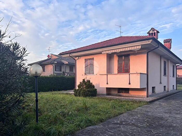 Casa quadrilocale in vendita in Via Resegone, Seregno