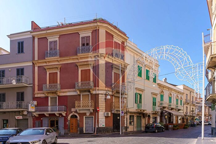 Casa con 11 locali in vendita in Via Vincenzo Scafiti, Bronte