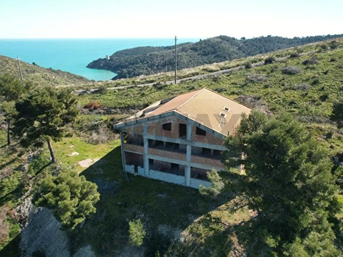 Casa con 13 locali in vendita in Località Tomarosso Snc, Vieste