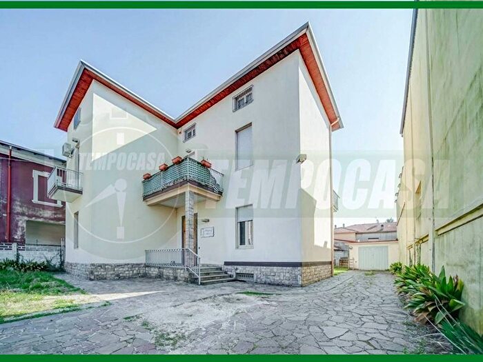 Casa con 6 locali in affitto in Via Jacopo Rossi, Cascinetta, Gallarate