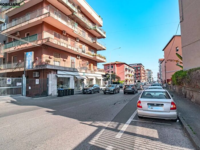 Appartamento trilocale in vendita in Via Armando Diaz, Catania