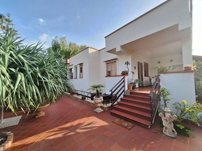 Casa con 5 locali in affitto in Via Capo Gallo, Mondello Valdesi, Palermo