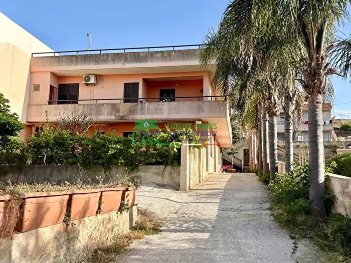 Appartamento trilocale in vendita in Via Matilde Serrao, Scicli