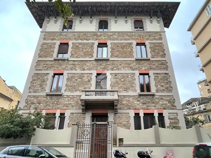 Appartamento trilocale in vendita in Via Mannelli, Firenze