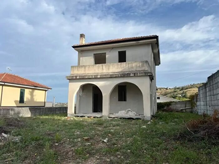 Casa quadrilocale in vendita in Via Torre Mangoni Case Bianche, Torchiara
