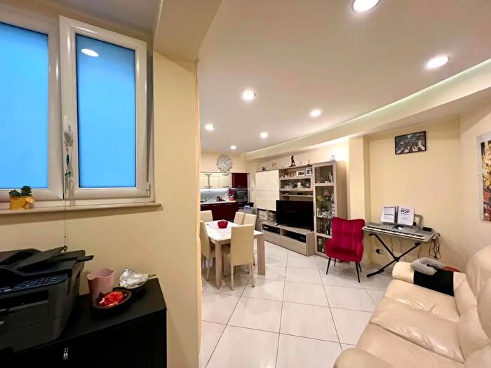Appartamento trilocale in vendita in Via Po, Napoli
