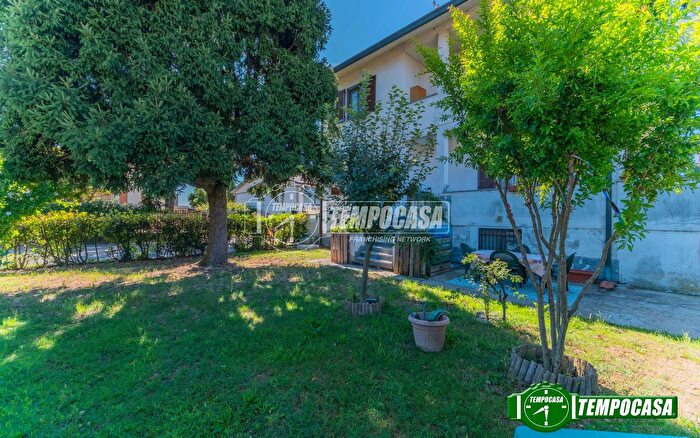 Casa con 6 locali in vendita in Via Ugo Foscolo, Corbetta