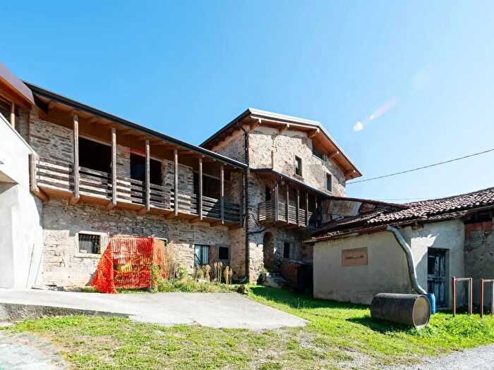 Casa con 15 locali in vendita in Via Brughiera, Palazzago