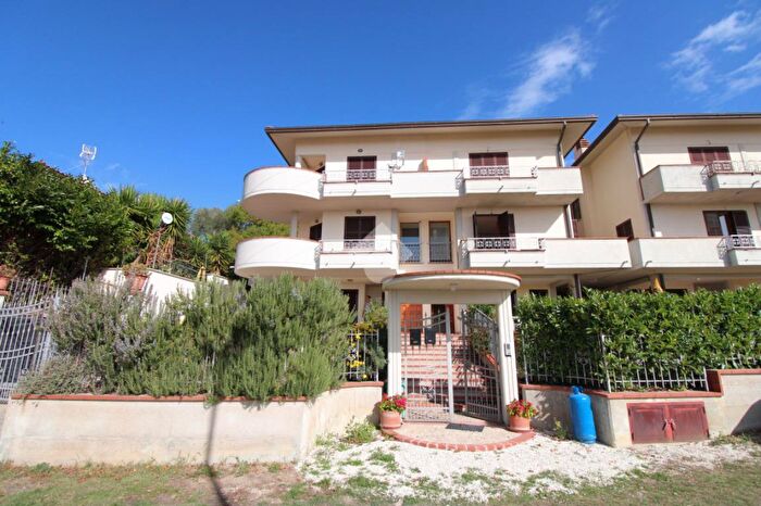 Appartamento quadrilocale in vendita in Via dellOliveto, Poggio Mirteto