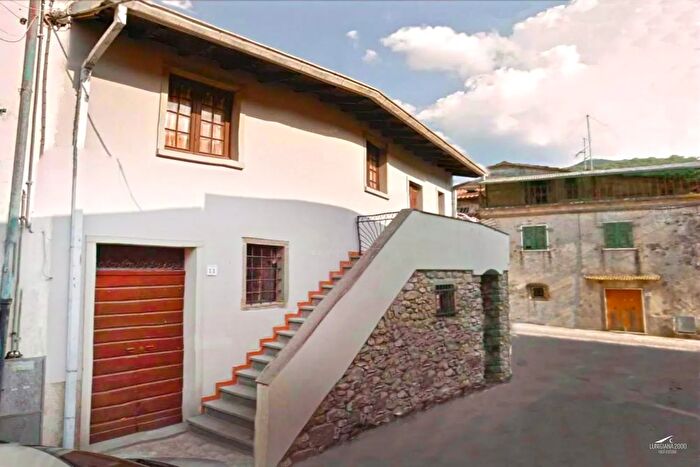 Casa con 8 locali in vendita in Minucciano