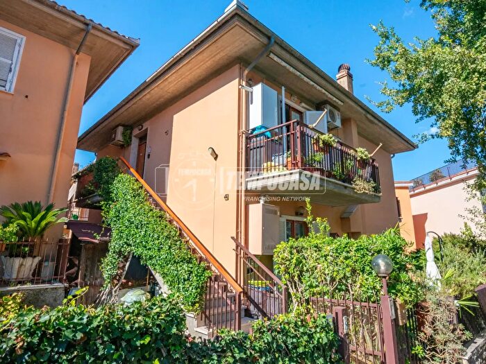 Appartamento trilocale in vendita in Via Monte Fumaiolo, Anguillara Sabazia