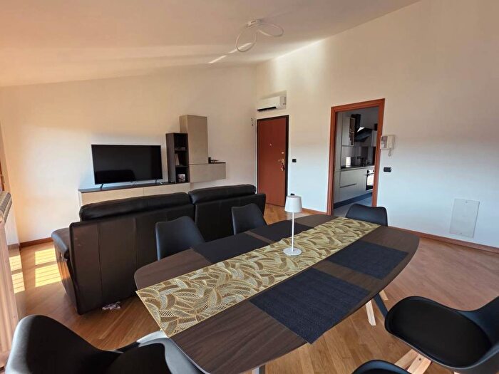 Appartamento quadrilocale in affitto in Villaggio Ambrosiano, Segrate