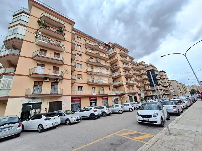 Appartamento con 5 locali in vendita in Via Oreto, Palermo
