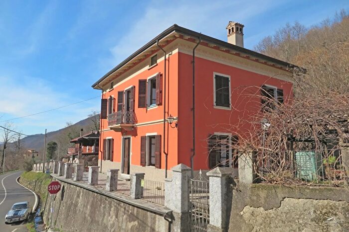 Casa con 10 locali in vendita in Licciana Nardi