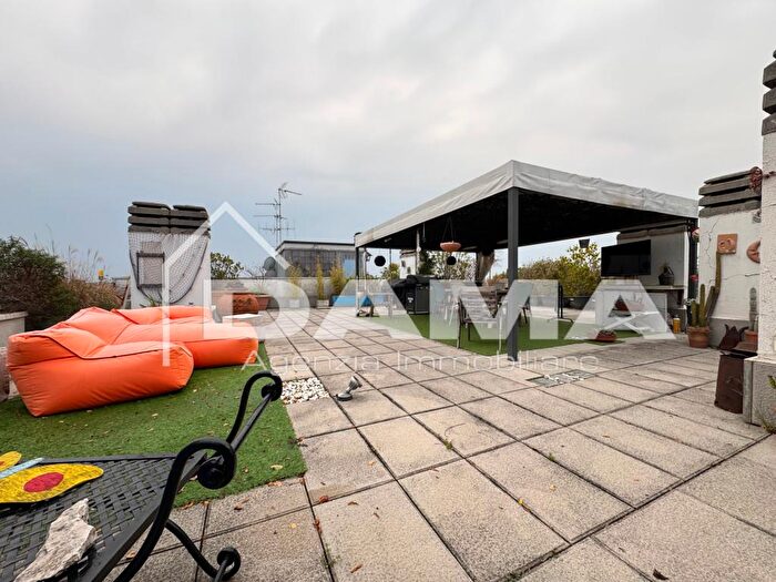 Appartamento con 5 locali in vendita in Via Locchi, Forli