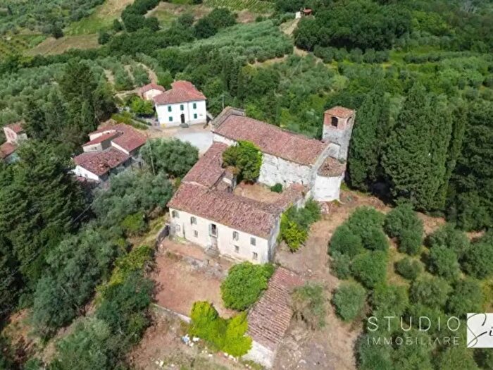 Casa con 6 locali in vendita in Via del Falserone, Pistoia
