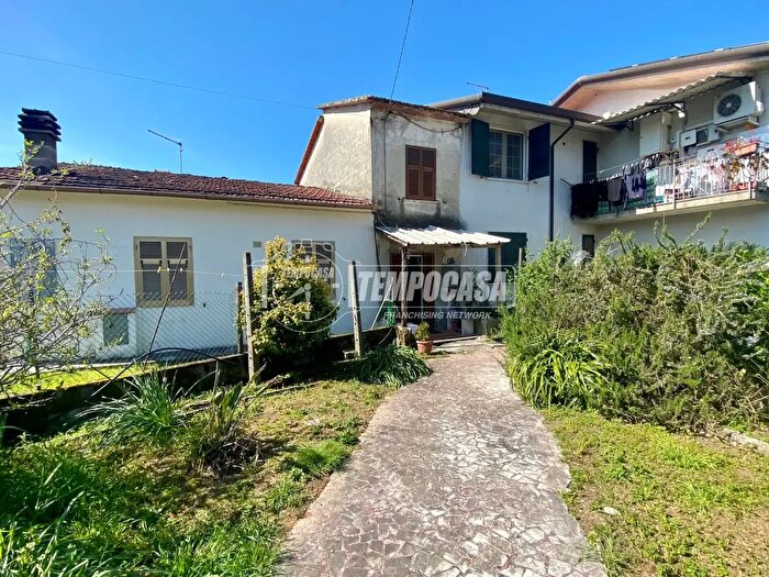 Casa quadrilocale in vendita in Via dei Ciliegi, Massa