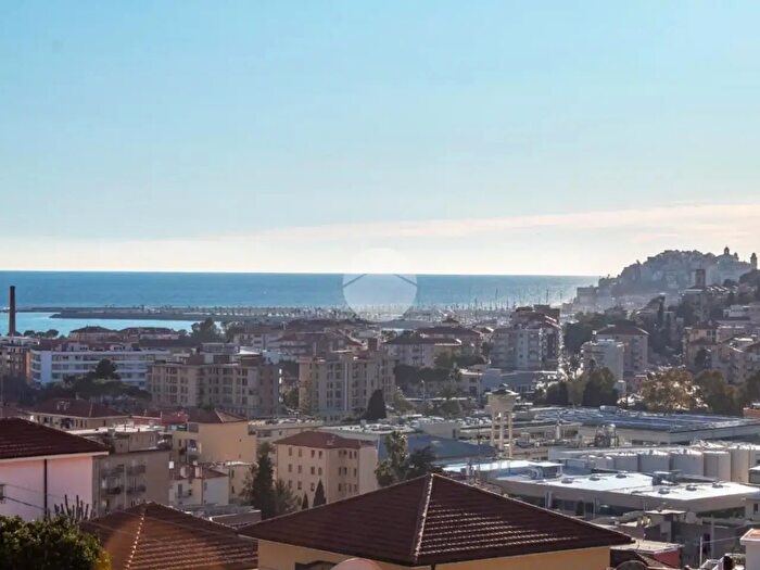 Appartamento trilocale in vendita in Via Eugenio Costamagna, Imperia