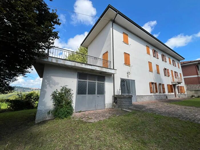 Casa con 7 locali in vendita in Via San Giovanni, Maranzana