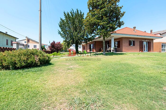 Casa con 6 locali in vendita in Via Montello, Roncoferraro