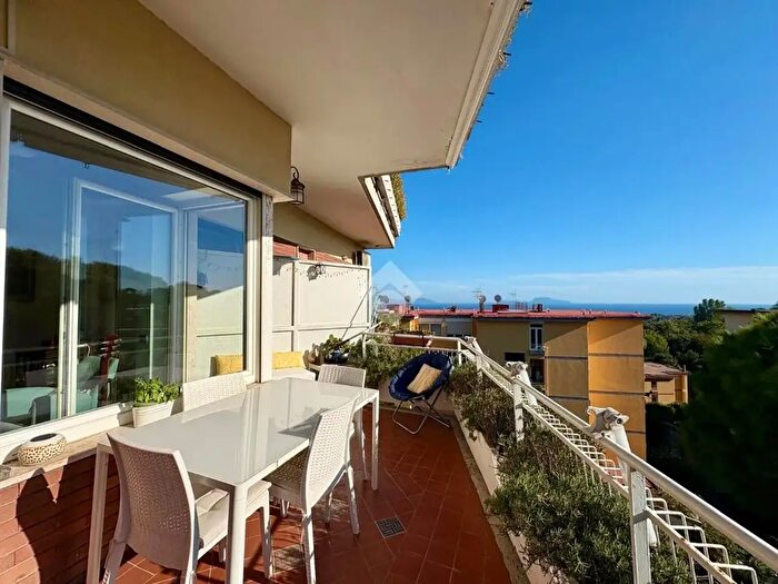 Appartamento trilocale in vendita in Via Francesco Petrarca, Napoli
