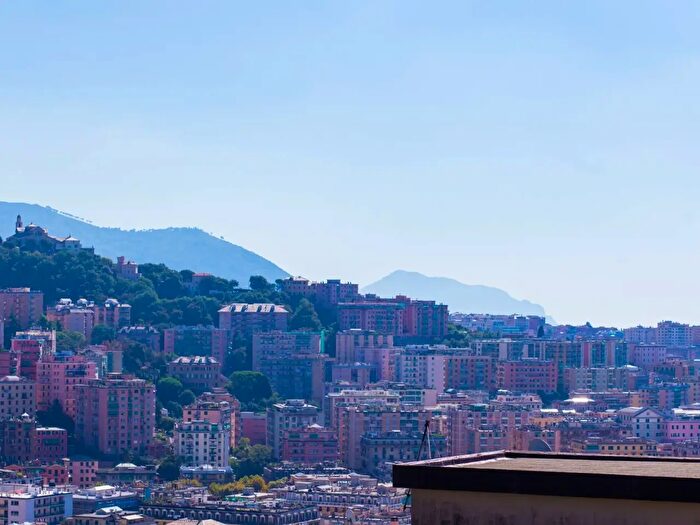Appartamento quadrilocale in vendita in Via Burlando, Genova