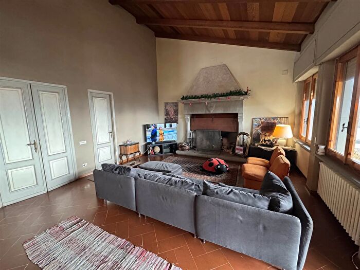 Appartamento con 11 locali in vendita in Dicomano