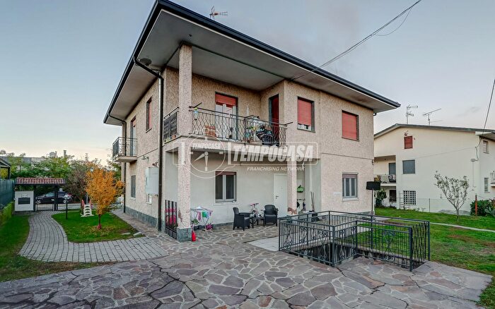 Appartamento quadrilocale in vendita in Via Benedetto Croce, Borgo Ticino