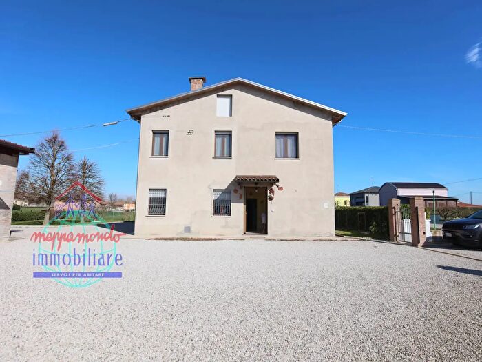 Casa con 9 locali in vendita in Via Maestra Grande, Cento