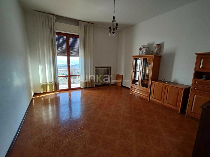 Casa con 12 locali in vendita in Via Santa Maria, Monsano