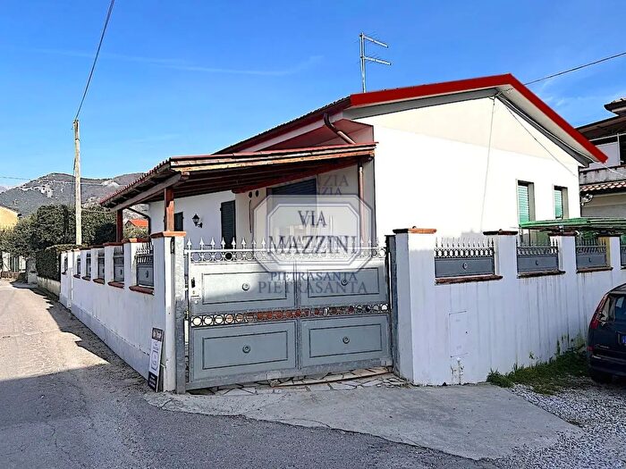 Casa trilocale in vendita in Umetto, Seravezza