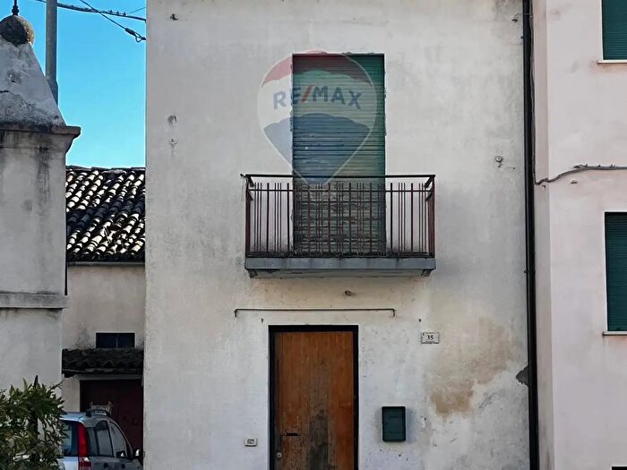 Appartamento bilocale in vendita in Via Savognatica, Carpineti