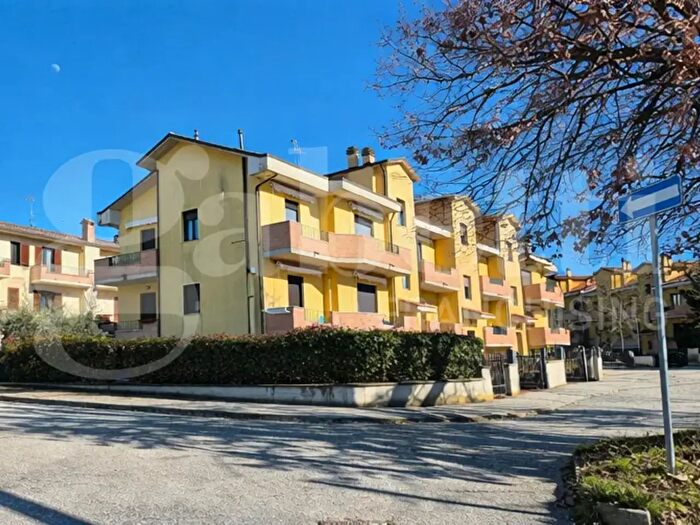 Appartamento con 5 locali in vendita in Via Sirmione, Gubbio