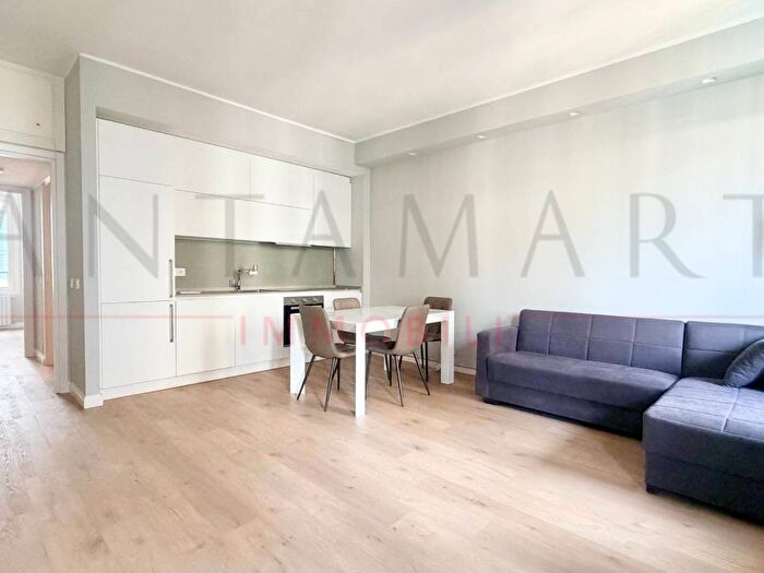 Appartamento bilocale in affitto in Viale Monte Santo, Porta Nuova, Milano