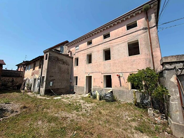 Casa con 9 locali in vendita in Via Madonetta, Montecchio Maggiore