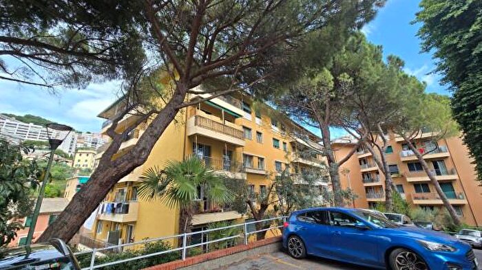 Appartamento trilocale in vendita in Via degli Albanesi, Genova