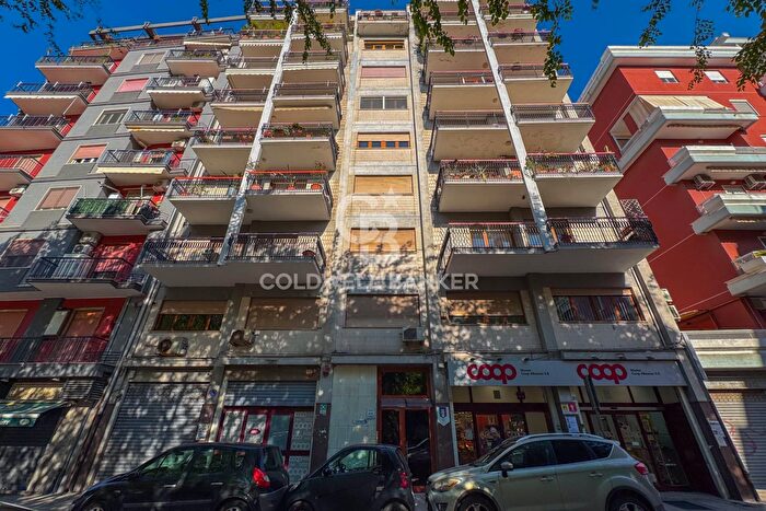 Appartamento con 9 locali in vendita in Piazza Federico di Svevia, Barletta