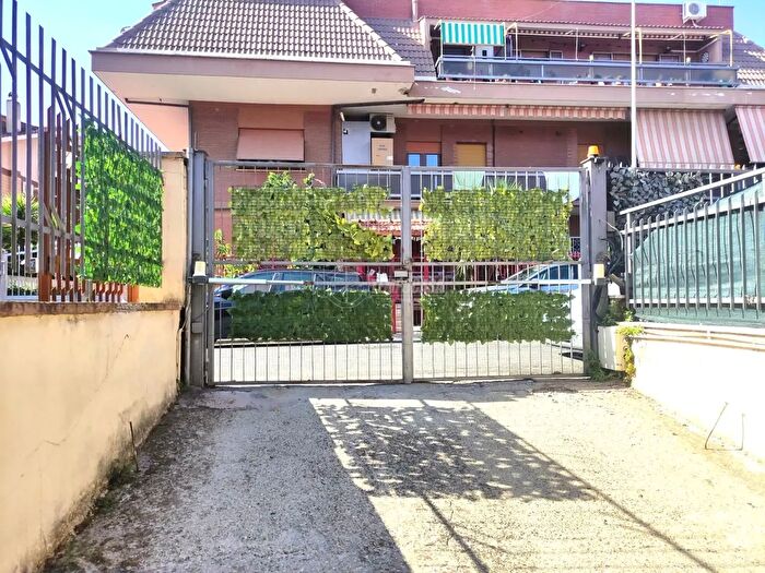 Appartamento in vendita in Via Mendicino, Roma