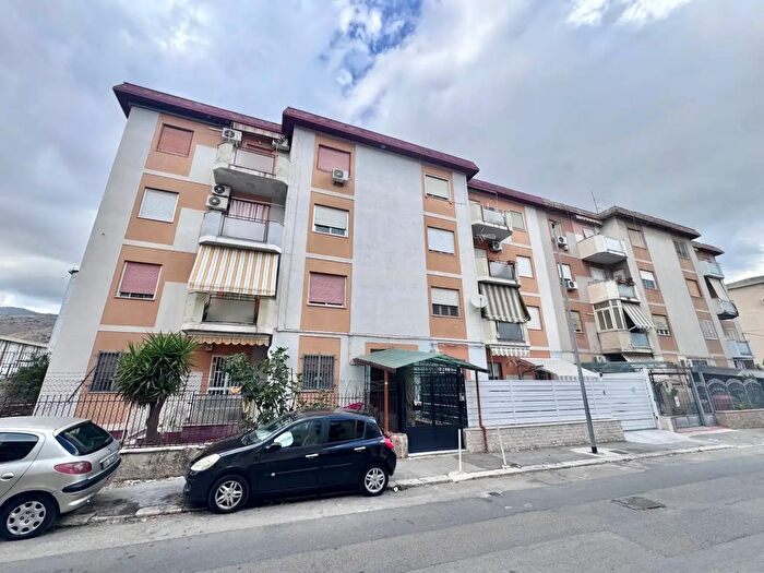 Appartamento quadrilocale in vendita in Via Giuseppe Cammarano, Palermo