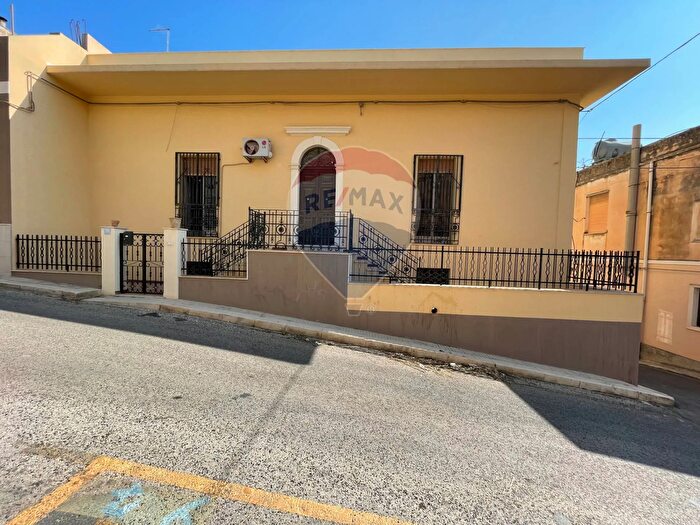 Casa con 10 locali in vendita in Via Ciro Menotti, Pachino