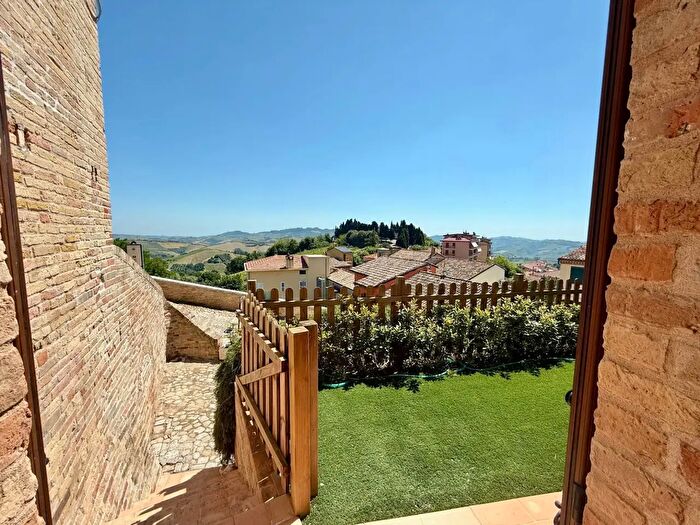 Appartamento con 5 locali in vendita in Via Cimicone, Cossignano